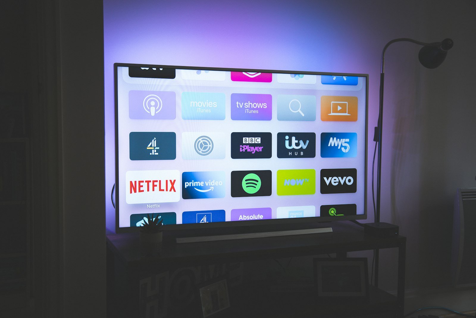 Televisão exibindo canais IPTV em alta qualidade